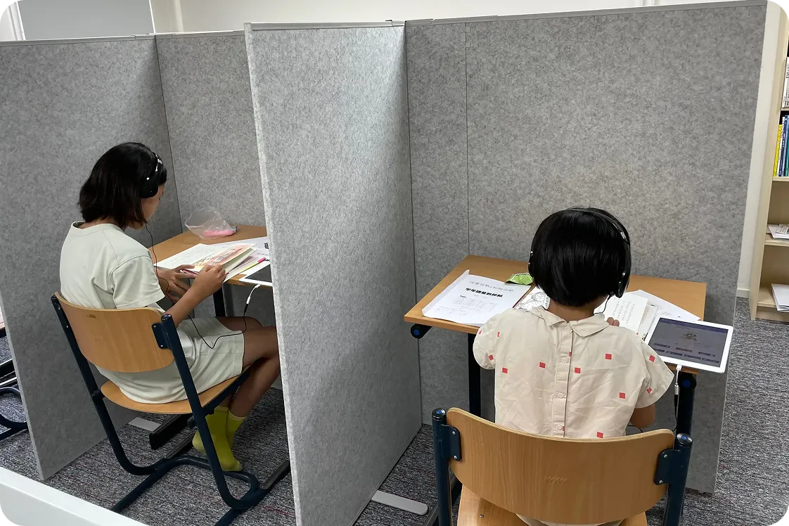 日本語の本を読んでいる子どもたち | 読書で育てる国語力クラス | Sakura 国語のワークショップ
