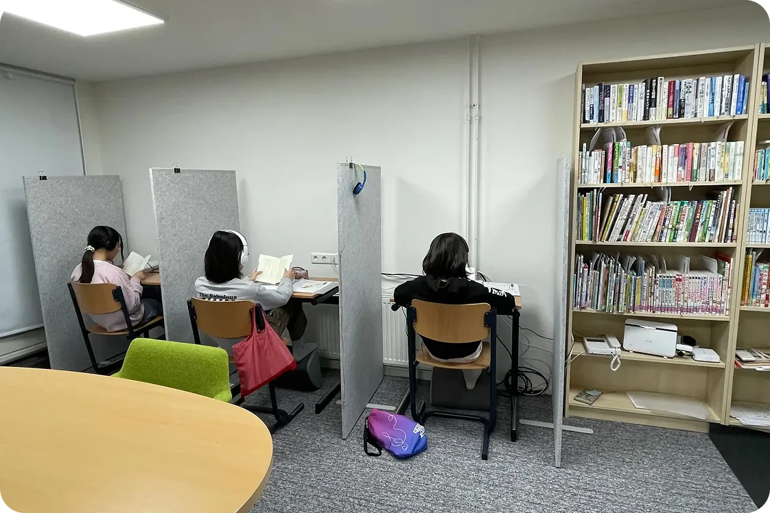 日本語の本を読んでいる子どもたち | 読書で育てる国語力クラス | Sakura 国語のワークショップ